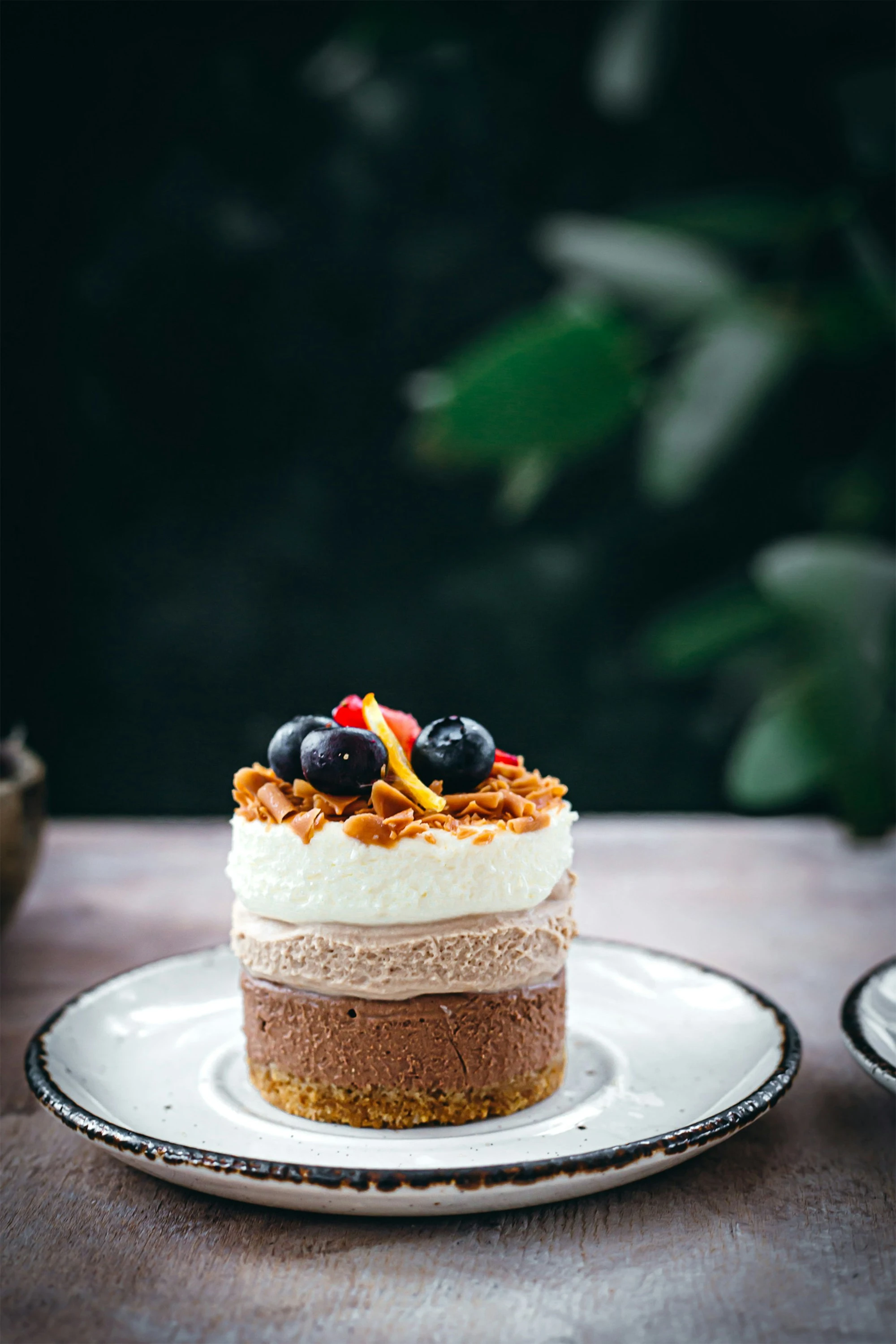 Porción de torta con frutos rojos