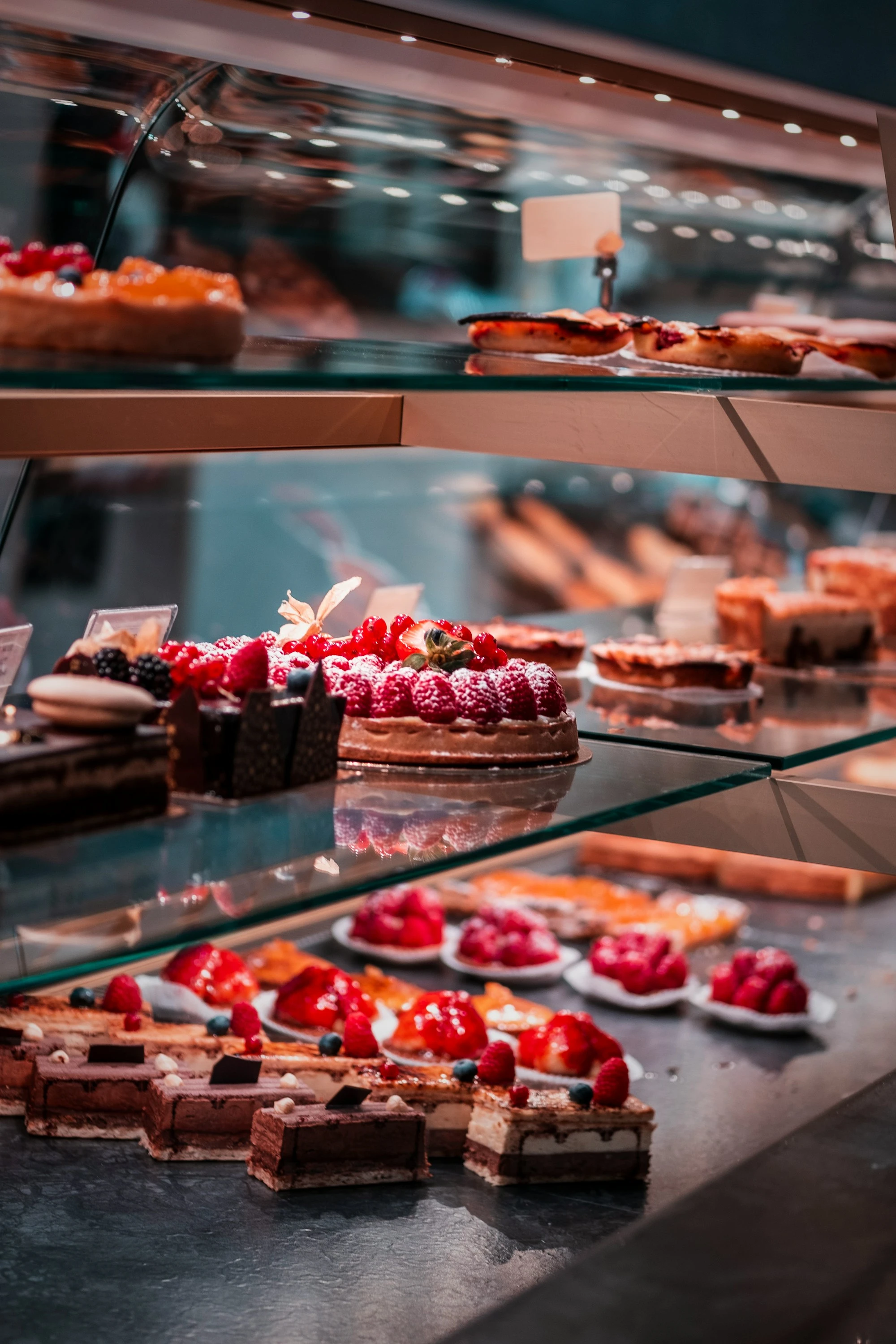 Vitrina de confitería con tartas y tortas