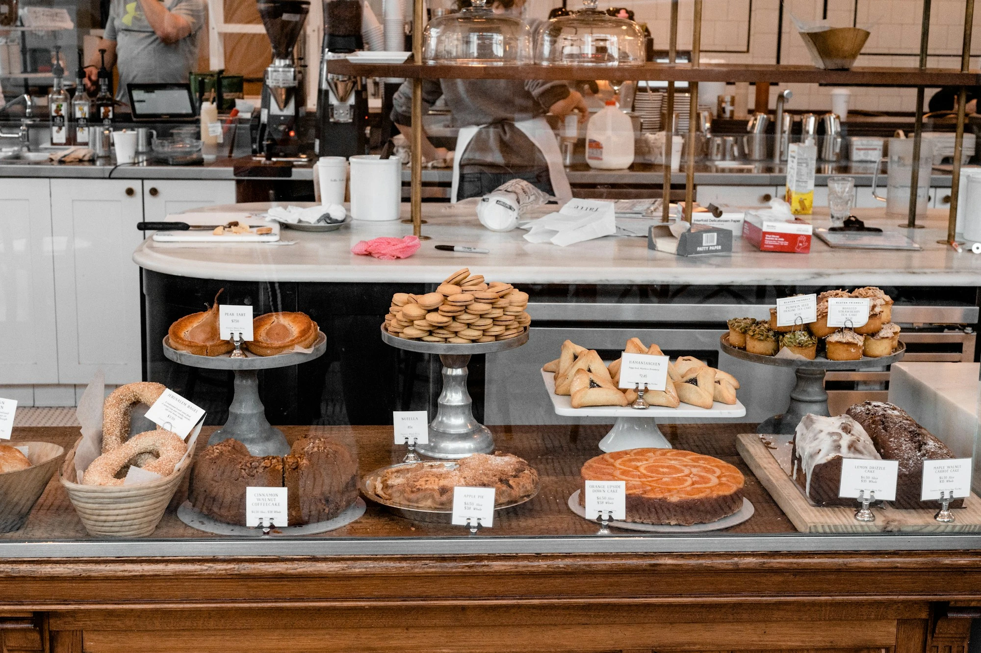 Interior de la panadería con el mostrador